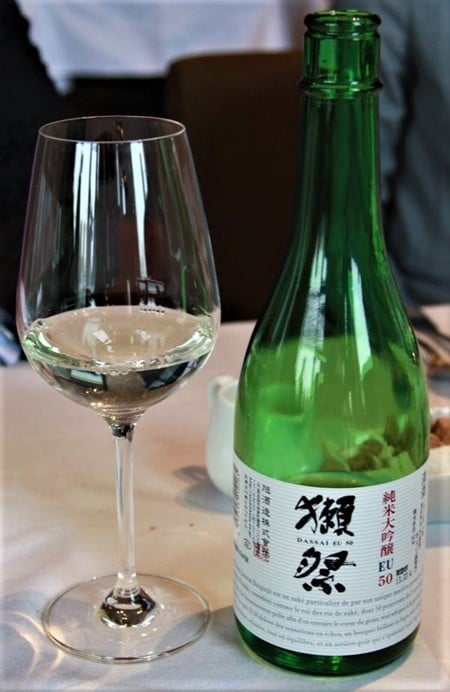 Ce Dassai 50, un Junmai daiginjo introduit la gamme Dassai. Il provient de la brasserie Asahi shuzô (préfecture de Yamaguchi), titre 16° (variété de riz : yamada nishiki avec un taux de polissage de 50 %), à servir à 8°-10°. Il offre des notes de fruits blancs et de fruits exotiques ainsi que des notes de riz soufflé, de châtaigne, de noisette puis s’exprime sur le fruit avec des accents d’abricot et de litchi. S’il peut se marier avec le foie gras mi-cuit (le saké aime le gras), il étonne surtout sur le fromage de chèvre (un Sainte-Maure ou un Pouligny Saint-Pierre par exemple). Photo © DR